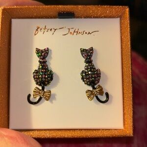 NWT Betsey Johnson sparkling cat earrings.